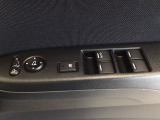 運転席のスイッチで全てのウィンドウの開閉操作を行うことができます。ロックボタンをONにしておくと、運転席以外のウィンドウは作動しないのでお子様を乗せているときなども安心ですね♪