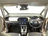 【前方視界】開放的な前方視界!運転がしやすく疲れにくいです♪窓が大きく、見通しがとっても良いおクルマですよ♪