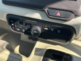 【オートエアコン】車内温度を感知して自動で温度調整をしてくれるのでいつでも快適な車内空間を創り上げます。