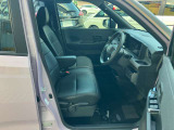 ゆったり座り心地の良い運転席シート、状態も良好です!!!センターアームレストも付いています。