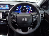ハンドル左側にはオーディオ操作が出来るオーディオリモートコントロールスイッチ、右側にはHonda SENSINGとオートクルーズコントロールのスイッチを装備!
