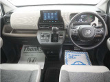 運転にかかわる様々な操作を安全に行えるように視点移動が少なく、操作性に配慮されたスイッチ類が凝縮されたコクピットです。