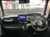 運転席は、大きな座面と包み込むような背もたれがドライバーの身体全体をしっかり支えます。上質なシート素材と座り心地のよいクッションを採用し、長時間の運転やコーナーの多い道も快適です
