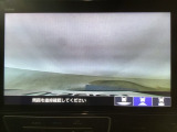 【バックカメラ】運転が苦手な方も車庫入れラクラクです!ギアをリバースに入れれば自動的に切り換わりますので、面倒な操作は不要です♪狭い駐車場もお車を傷つけず安心ですね!