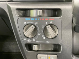 寒い冬も暑い夏も全席に快適な空調を届けてくれる、ダイヤル式エアコンを装備♪