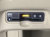 ハンドルの左下にETCがついています。高速道路の料金所の通過も楽々です。 カードの取り出しもしやすい場所についています。