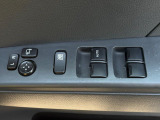 【電動格納ミラー】サイドミラーは電動格納式となっており、狭い駐車場でもキズがつくリスクを抑えられます。