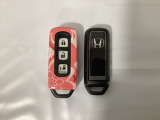スマートキー付きですからドアロックの開閉およびエンジンスタートが楽々です。電動スライドドアの開け閉めもボタンで操作できます。スペアキーも同じものを用意しております。