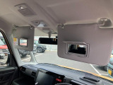 運転席と助手席にへミラー付きサンバイザーを装備☆