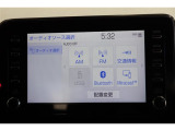 純正ディスプレイオーディオを装備。Bluetooth対応でお手持ちのスマートフォンからお気に入りの音楽の再生も可能。