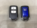 スマートキーを装備しています。鍵を差し込むことなくドアロックの開け閉めと、スタートボタン操作でのエンジンスタートができます。スペアキーも同じものを用意しております。