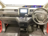車内は光触媒抗菌消臭施工済です。スタイリッシュなデザインでスポーティなインパネ周りを演出します。グローブボックスやカップホルダーのほかにトレーなどたくさんの収納スペースが付いています。