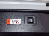 パワーバックドアは荷物の出し入れがしやすい優れものです!スイッチひとつで重いバックドアが締まります!日用品の大量買い出しにも大活躍します!