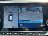 上空から見下ろしているかのような映像をディスプレイに映し出し、スムースな駐車をサポートします。画面は「トップビュー」のほか「サイドブラインドビュー」への切り換えが可能。ますます安心です