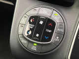 【オートエアコン】一度お好みの温度に設定すれば、車内の温度を検知し風量や温度を自動で調整。暑い&hellip;寒い&hellip;と何度もスイッチ操作をする必要はありません。快適な車内空間には必須の機能ですね♪