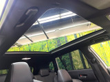 【パノラマルーフ】大型のガラスルーフ搭載で車内の解放感が一気にアップ!開放的なドライブをお楽しみいただけます。
