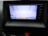 後退時に車両の後ろ側をモニター画面に表示します。車庫入れなどでバックする際に後方確認ができて便利です。車庫入れが苦手な人もこれで安心。