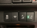 Hondaセンシング用の、VSA(ABS+TCS+横滑り抑制)解除と路外逸脱抑制機能のオンオフスイッチなどはハンドルの右側に装備しています。