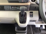 足元スッキリ、インパネシフトです。パーキングブレーキは電子制御パーキングブレーキタイプなので、運転席と助手席の間がスッキリしています。