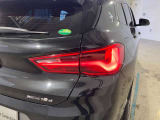 L字型リアコンビランプ:BMWの伝統的なデザインのひとつです。夜間でも誰が見てもBMWとわかる印象的なデザイン。