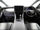 上質で落ち着いた印象のインパネ。視界も広々で運転しやすいです。