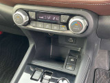 運転席、助手席にシートヒーターも装備されております。