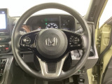 ハンドルにHondaセンシング系のクルーズコントロールやレーンキープアシストなどのスイッチと、オーディオの操作スイッチが装備されています。ハンドルから手を離さず安全に操作できます。