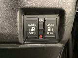 リアドアは乗り降りに便利な両側電動スライドドアです。また運転席に座っていながらスイッチ操作で自在にスライドドアを開け閉めできます。