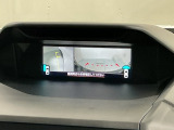 リバースギアに入れるだけで後方の表示へ切り替わります。夜間や雨の日の駐車も楽になりますよ。