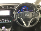 【ハンドル】運転にかかわる様々な操作を安全に行えるように視点移動が少なく操作性に配慮されたスイッチ類が凝縮されたコックピットです。