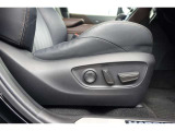 運転席にはパワーシートが付いております。パワーシートは指先1つで操作出来るためチカラの弱い女性の方でもシートに座ったまま操作出来ます♪