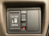 左側電動スライドドアは運転席からでも操作ができるように、ハンドル付近に開閉の操作スイッチが付いています。