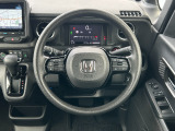 ステアリングにはオーディオ操作とホンダセンシングのボタンがついております。指先で操作できるので視線移動少なく安全に操作頂けます。