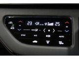 運転席と助手席の温度設定の変更が可能な左右独立タイプのデュアルエアコンです♪♪♪暑がりな人・寒がりな人も誰もが車内を快適にお過ごしいただけます♪♪♪