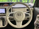インテリアに合わせたデザインのステアリングは、運転される方のことも考え、運転しやすい形状、大きさです。是非一度、実際に触ってお確かめください。