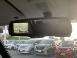 ルームミラーにもアラウンドビューモニター表示を映し出すことができます。