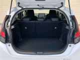 ■リアシートを倒せば、広いラゲージスペースが確保できますので、荷物の多い時は便利です!