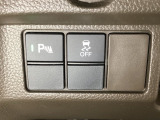 VSA装備車です。VSAはドライバーの操作と車の動きを見守っています。もし車の挙動が乱れたとき、4輪別々にブレーキをかけたり、エンジンパワーをしぼることによって車を安定させます。