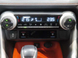 左右独立温度コントロールフルオートエアコンです。運転席、助手席それぞれで独立して温度設定ができます。冷え性の方が乗っても安心ですね♪