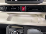 運転席から手に届きやすい位置♪メガネやスマホの一時的な置き場に最適です♪