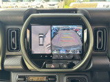 【全方位カメラ】自車を真上から見下ろす視点をモニターに映す機能。駐車や離合時の死角を無くして安全を支えます。トヨタ名のパノラミックビュー等、現代の商談では外せない必須の安全装備です。