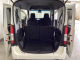 開口部も広く荷物の積み下ろしもしやすいお車となっております。4人乗りでも充分な荷室のスペースがあります。シートの背もたれは5:5の割合で分割して可倒できるので、長いお荷物などを載せることもできます。