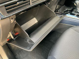 シンプルなデザインのグローブボックス。車検証などを収納しておくことが出来ます。