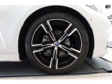 【BMWアロイホイール】軽量かつ強度に拘ったアロイホイール。走行性能ポテンシャルを引き出す設計。タイヤのサイドウォールが強化されたランフラットタイヤは、パンク時にタイヤがつぶれてもリムから外れません。