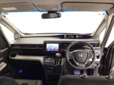 【前方視界】開放的な前方視界!運転がしやすく疲れにくいです♪窓が大きく、見通しがとっても良いおクルマですよ♪