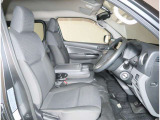 【フロントシート】運転席はしっかりと体を支えてくれる形状になっています】