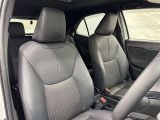 高いホールド性で運転姿勢が安定します。長距離ドライブでも疲れにくいのが魅力です。