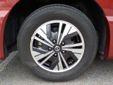 足元を引き締める純正アルミホイ-ル付きです。タイヤサイズは、195/65R15です。