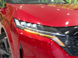 【LEDヘッドライト】悪天候や夜間走行時も良好な視界を確保し安心して運転できる高輝度LEDヘッドライトを装備!点灯速度が早く、消費電力も抑えられています。