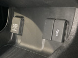 アクセサリーソケットはUSBのアダプターなどをつければ、スマホの充電にも使えます。横にはナビゲーション用の外部入力可能なUSB端子がついており、周辺には物が置けるトレーがついています。